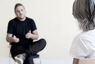 Einzelberatung und Offene Sprechstunde - Mann (blurred) im Gespräch, 